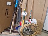 un tas d'outils et un ventilateur dans un garage