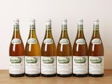 six bouteilles de vin posées sur une table en bois