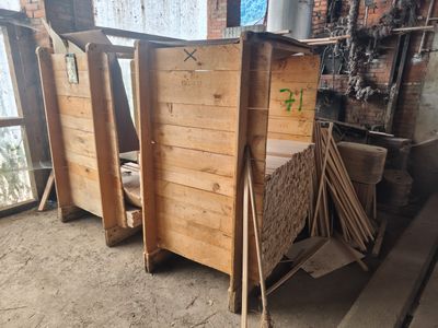 plusieurs pièces de bois sont empilées dans une pièce