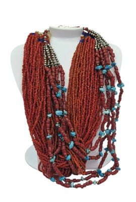 collier composé de perles de rocaille rouges et de perles turquoise