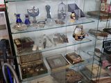 une vitrine en verre contenant de nombreux objets différents