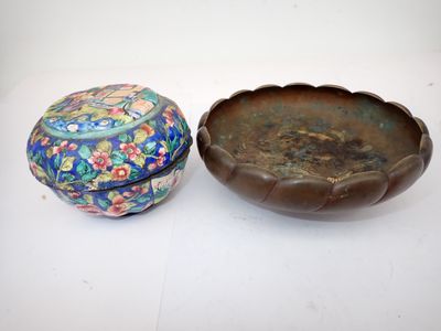 une paire de bols chinois en émail cloisonné et un bol cloisonné