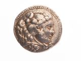 une vieille pièce d'argent avec un visage de femme dessus