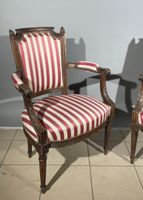 Paire de fauteuils cabriolets à dossier en chapeau de gendar… (photo 2)