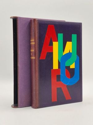 un livre ouvert, avec des lettres colorées et un marque-page posé dessus