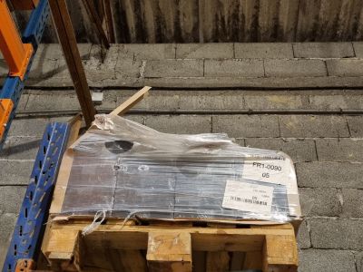 une palette sur laquelle se trouvent tout un tas d'articles en plastique