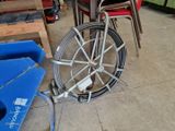une roue posée par terre à côté de quelques chaises
