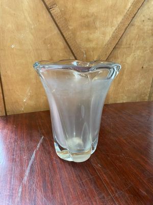 un petit vase en verre posé sur une table en bois