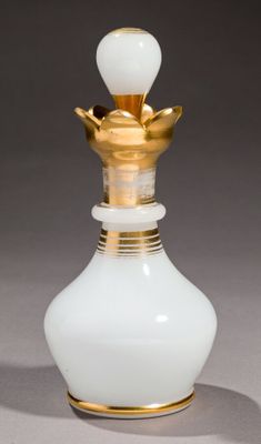 une image représentant une bouteille en verre blanche avec un bouchon doré