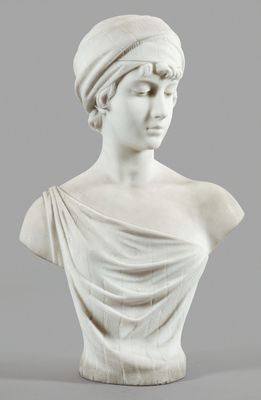 un buste en marbre blanc représentant une femme coiffée d'un turban