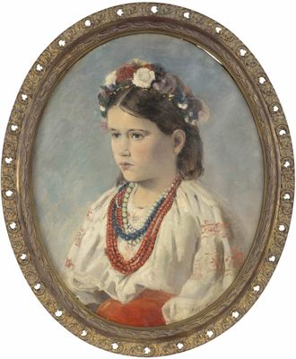 portrait d'une jeune fille en robe blanche, portant un collier rouge et bleu