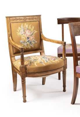 deux chaises en bois avec un dossier et des accoudoirs rembourrés d'un motif floral