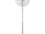 un ventilateur blanc posé sur un pied, sur fond blanc