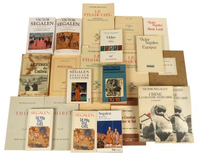 plusieurs livres sont empilés sur une surface blanche