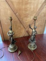 Paire de lampes en régule à décor de deux femmes.