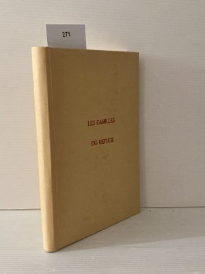 un livre posé sur une table, sur laquelle se trouve une étiquette avec un nom