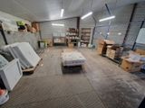 une pièce avec beaucoup de cartons et des cartons sur le sol