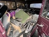 une voiture avec plein de bric-à-brac à l'arrière