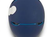 un petit objet bleu muni d'un bouton blanc