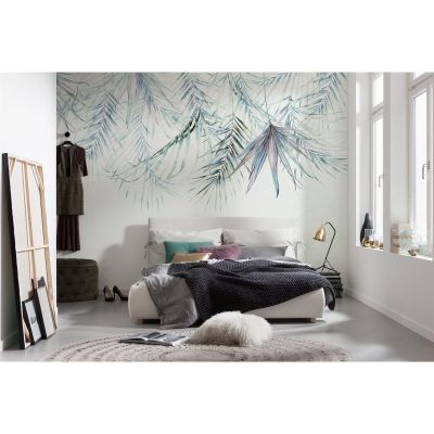 une chambre avec un lit et un grand tableau accroché au mur
