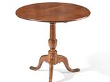 une petite table avec un plateau et un piètement en bois