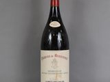 une bouteille de vin rouge posée sur une table en verre