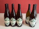six bouteilles de vin sont alignées sur une table