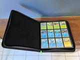 un étui noir contenant de nombreuses cartes