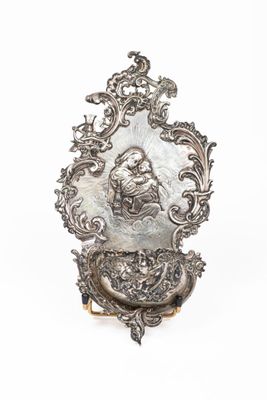 une assiette en argent sur laquelle est représentée une femme