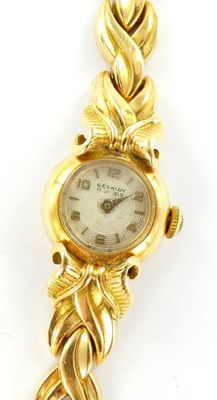 une photo d'une montre pour femme avec un bracelet en or