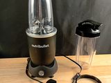 un mixeur posé sur une table à côté d'un autre mixeur