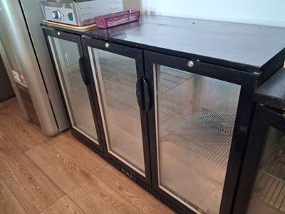 un réfrigérateur équipé de deux portes vitrées