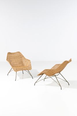 une paire de chaises longues en osier et en métal
