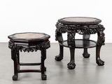 paire de tabourets chinois en bois sculpté avec assise en marbre