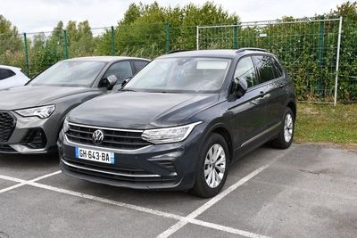 deux voitures garées l'une à côté de l'autre dans un parking