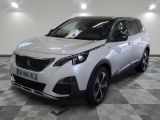 la voiture blanche est garée dans la pièce au sol en damier