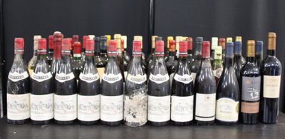 plusieurs bouteilles de vin alignées sur une table