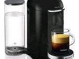 une photo représentant une cafetière noire à côté d'un verre d'eau