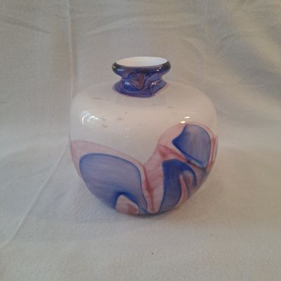 un vase blanc orné d'un motif violet et bleu
