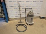 l'aspirateur se trouve à côté d'un tuyau, et ce tuyau est posé par terre