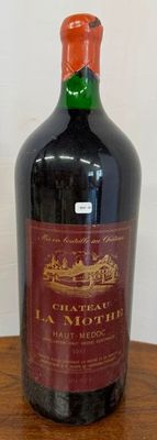 une bouteille de vin posée sur une table