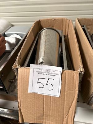 une boîte en carton contenant un certain nombre d'objets