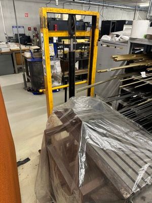 beaucoup de cartons qui traînent par terre dans l'entrepôt