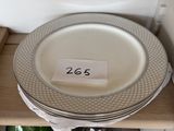 une pile d'assiettes posée sur une étagère, avec une étiquette de prix dessus