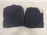 deux paires de pantalons noirs posées sur une surface blanche