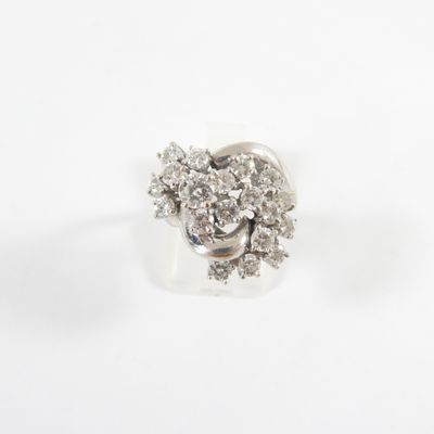 une image représentant une bague en or blanc sertie de diamants, sur fond blanc