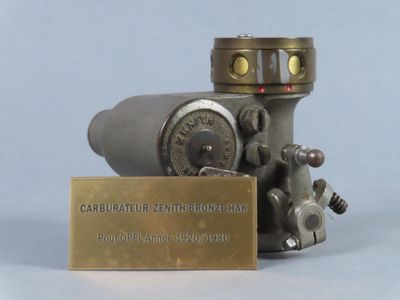 un petit objet métallique sur lequel est apposée une plaque