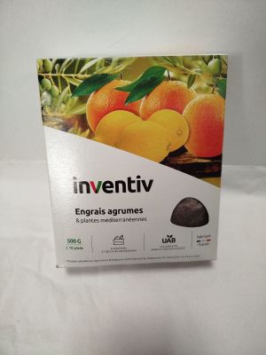 une photo d'une boîte d'oranges « Inventiv » posée sur une table