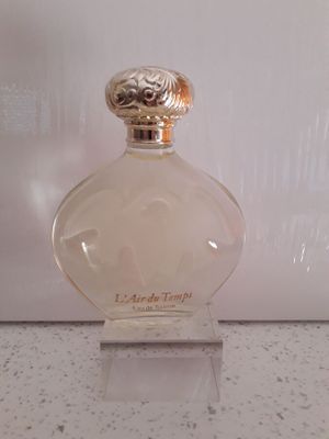 une photo d'un flacon de parfum posé sur un comptoir