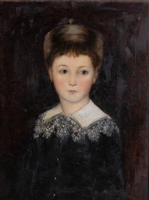 portrait d'un jeune garçon vêtu d'une robe noire à col blanc